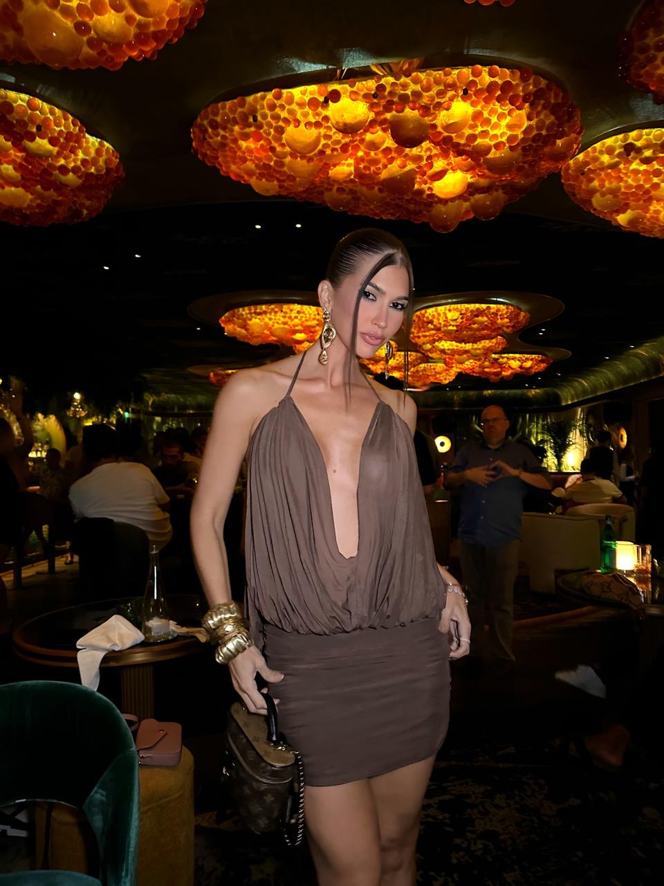 Vestido curto aberto nas costas