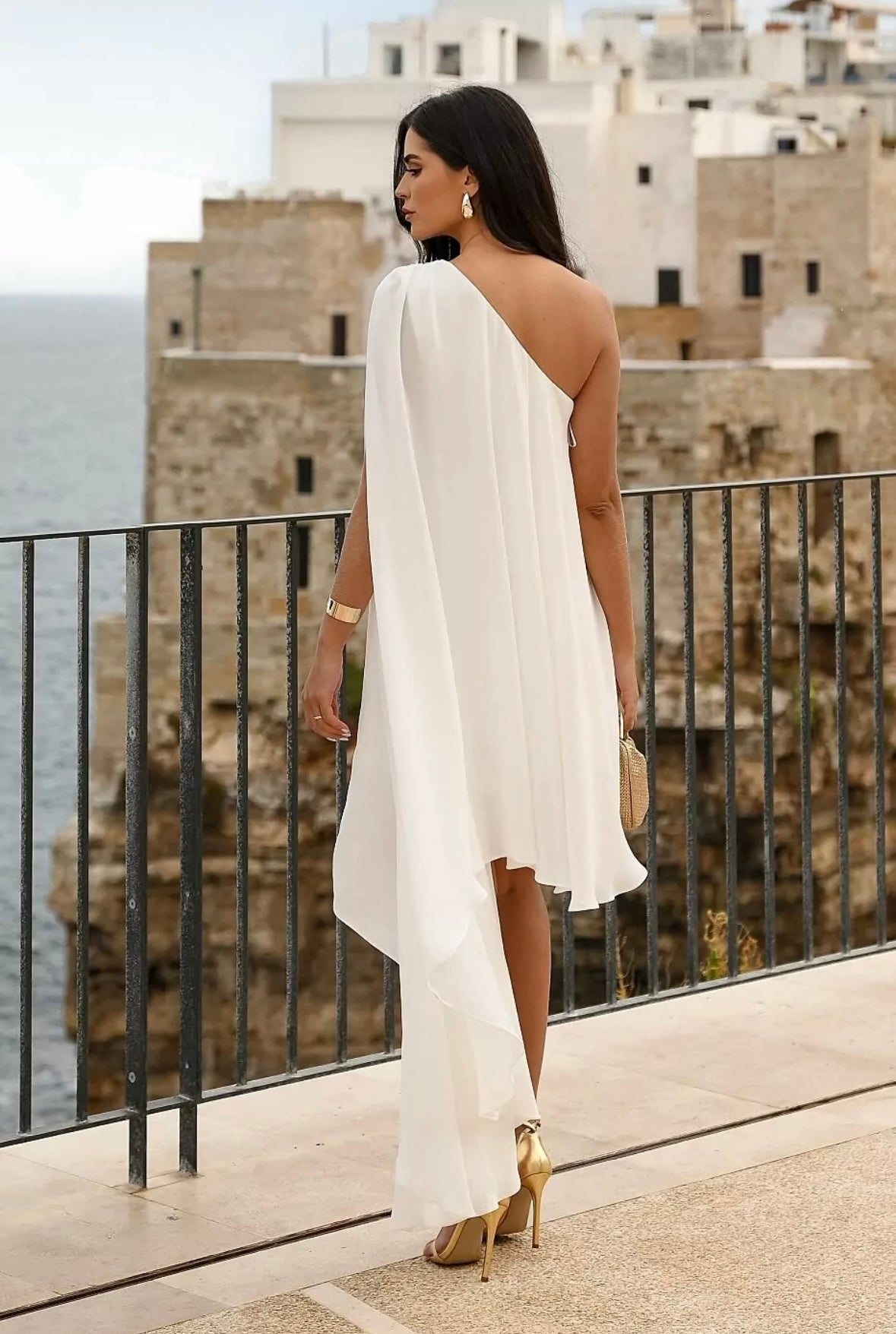 Vestido Um Ombro Só Assimétrico com Faixa para Amarração